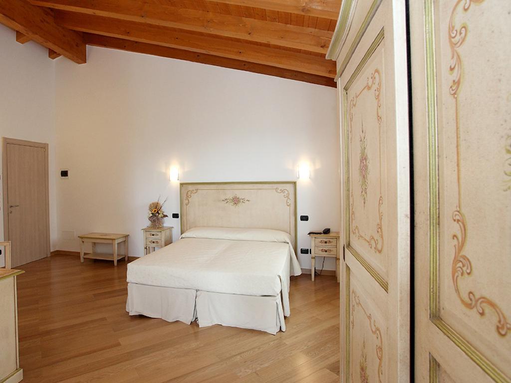 Relais Fontana Rosa B&B Wellness Caprino Veronese Quarto foto